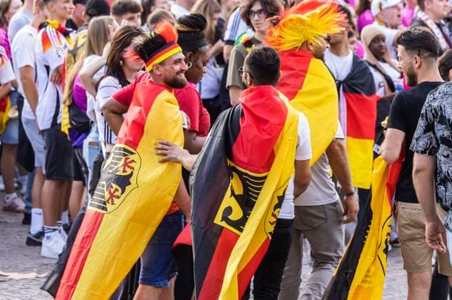 Public Viewing in Stuttgart. 30.000 Fans sehen auf dem Schlossplatz das Viertelfinale zwischen Spanien und Deutschland, das Spanien 2:1 gewinnt. UEFA-Fußball-Europameisterschaft. 05.07.2024: Stuttgart, Baden-Württemberg, Deutschland, Europa