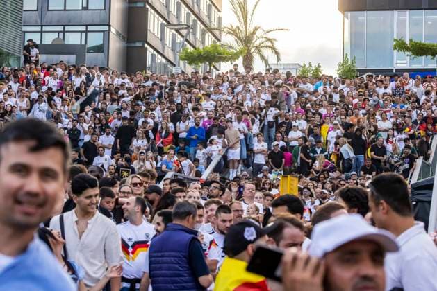 Public Viewing in Stuttgart. 30.000 Fans sehen auf dem Schlossplatz das Viertelfinale zwischen Spanien und Deutschland, das Spanien 2:1 gewinnt. UEFA-Fußball-Europameisterschaft. 05.07.2024: Stuttgart, Baden-Württemberg, Deutschland, Europa