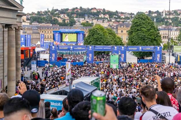 Public Viewing in Stuttgart. 30.000 Fans sehen auf dem Schlossplatz das Viertelfinale zwischen Spanien und Deutschland, das Spanien 2:1 gewinnt. UEFA-Fußball-Europameisterschaft. 05.07.2024: Stuttgart, Baden-Württemberg, Deutschland, Europa