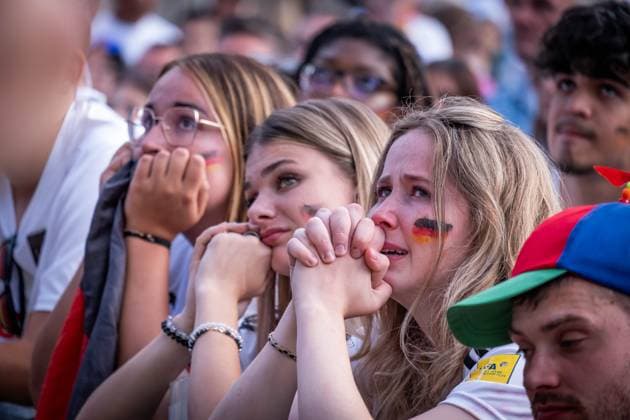 Viertelfinalspiel EM Deutschland-Spanien 20240705 UEFA EURO 2024 Public Viewing Schlossplatz Stuttgart Fussball Fan Zone; trauernde deutsche Fans nach Spielende Stuttgart Baden-Württemberg Deutschland