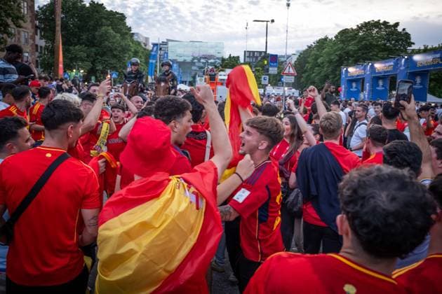 Viertelfinalspiel EM Deutschland-Spanien 20240705 UEFA EURO 2024 Public Viewing Schlossplatz Stuttgart Fussball Fan Zone; feiernde jubelnde spanische Fans nach dem Spiel Stuttgart Baden-Württemberg Deutschland