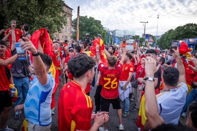 Viertelfinalspiel EM Deutschland-Spanien 20240705 UEFA EURO 2024 Public Viewing Schlossplatz Stuttgart Fussball Fan Zone; feiernde jubelnde spanische Fans nach dem Spiel Stuttgart Baden-Württemberg Deutschland