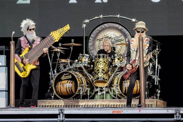 Entertainment Themen der Woche KW27 Entertainment Bilder des Tages ZZ Top - Kunst!Rasen Bonn Gronau 2024 - 04.07.2024 Elwood FRANCIS (Bass), Billy GIBBONS (Sänger) und Frank BEARD (Schlagzeug) von der US amerikanischen Rockband ZZ TOP beim Live Auftritt auf der Kunst!Rasen Bühne - Der Kunst!Rasen in Bonn Gronau ist eine beliebte Sommer Open Air Konzertreihe am Rande der Rheinaue am Bonner Rheinufer. 04.07.2024 Bonn Gronau Nordrhein-Westfalen Deutschland *** ZZ Top Kunst Rasen Bonn Gronau 2024 04 07 2024 Elwood FRANCIS bass , Billy GIBBONS singer and Frank BEARD drums of the US American rock band ZZ TOP performing live on the Kunst Rasen stage The Kunst Rasen in Bonn Gronau is a popular summer open air concert series on the edge of the Rheinaue on the banks of the Rhine in Bonn 04 07 2024 Bonn Gronau Nord Copyright: xBonn.digitalx xMarcxJohnx