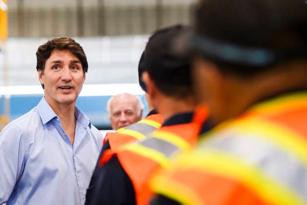July 5, 2024, Richmond Hill, On, Canada: Prime Minister Justin Trudeau greets workers after touring a fully electric bus at a York Region Transit facility, in Richmond Hill, Ont., on Friday, July 5, 2024. Richmond Hill Canada  - ZUMAc35_ 20240705_zaf_c35_121 Copyright: xChristopherxKatsarovx