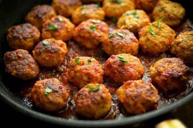 Closeup Meatballs and Tomato Sauce in Pan on table ,model released, Symbolfoto