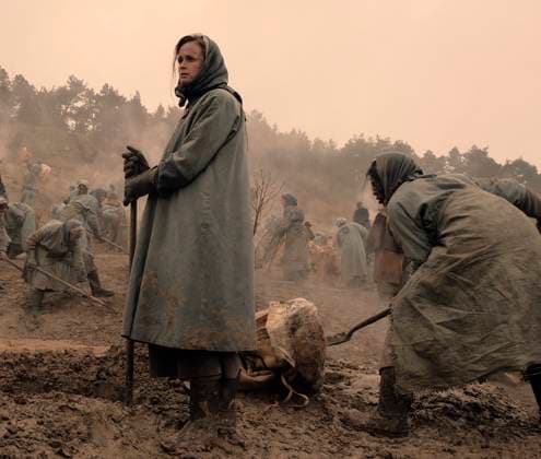The Handmaid s Tale (Season 2) - filmstill THE HANDMAID S TALE -- Unwomen -- Episode 202 Offred adjusts to a new way of life. The arrival of an unexpected person disrupts the Colonies. A family is torn apart by the rise of Gilead. Ofglen (Alexis Bledel), shown. The Handmaid s Tale (2017 - ) (Season 2) - - - EDITORIAL USE ONLY Copyright: xGeorgexKraychykx