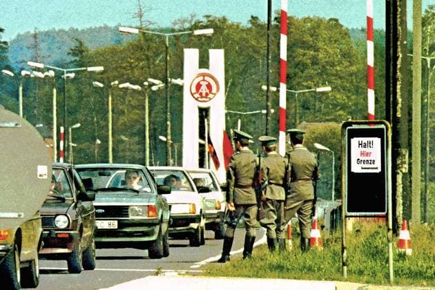Archivbilder der Woche KW27 Zonengrenzkontrollpunkt Helmstedt-Marienborn. DDR Grenzer halten Wache mit MP am 10.07.1985 ? *** Zone border checkpoint Helmstedt Marienborn GDR border guards keeping watch with MP on 10 07 1985