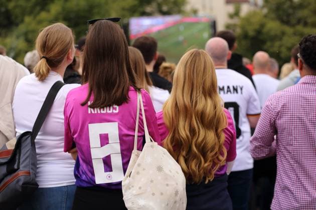 Menschen beim Public Viewing auf dem Luisenplatz während des Viertelfinalspiels Spanien gegen Deutschland bei der Fußball-Europameisterschaft, Potsdam, 5. Juli 2024. Public Viewing Luisenplatz Potsdam