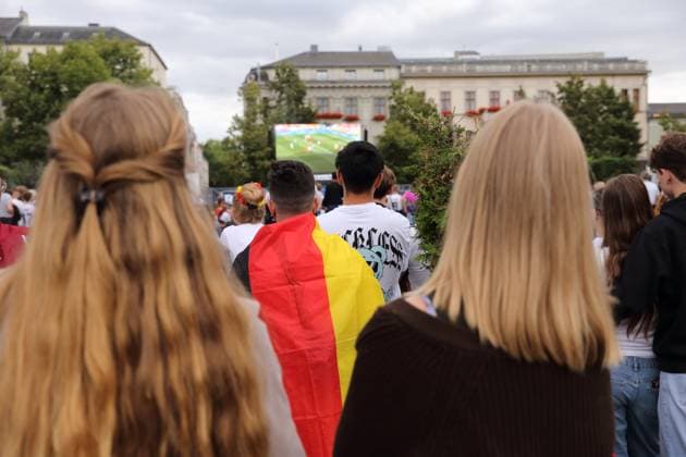 Menschen beim Public Viewing auf dem Luisenplatz während des Viertelfinalspiels Spanien gegen Deutschland bei der Fußball-Europameisterschaft, Potsdam, 5. Juli 2024. Public Viewing Luisenplatz Potsdam