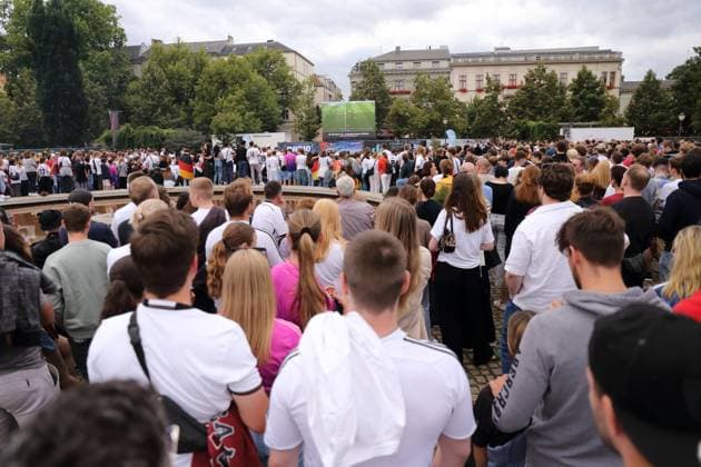 Menschen beim Public Viewing auf dem Luisenplatz während des Viertelfinalspiels Spanien gegen Deutschland bei der Fußball-Europameisterschaft, Potsdam, 5. Juli 2024. Public Viewing Luisenplatz Potsdam