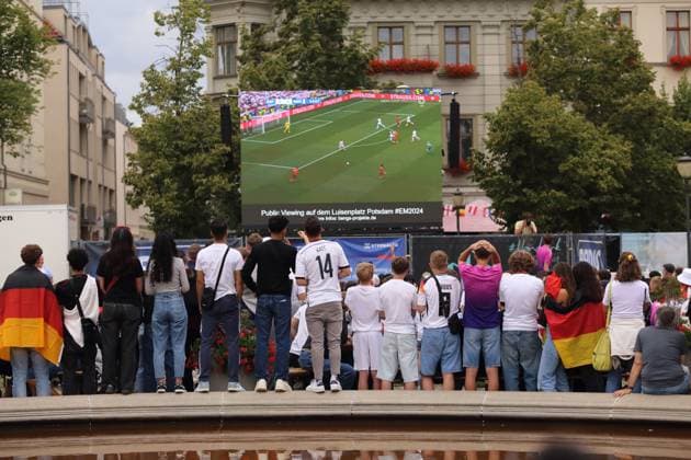 Menschen beim Public Viewing auf dem Luisenplatz während des Viertelfinalspiels Spanien gegen Deutschland bei der Fußball-Europameisterschaft, Potsdam, 5. Juli 2024. Public Viewing Luisenplatz Potsdam