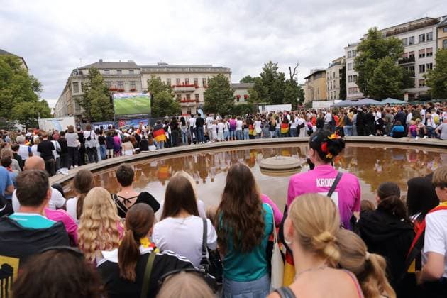 Menschen beim Public Viewing auf dem Luisenplatz während des Viertelfinalspiels Spanien gegen Deutschland bei der Fußball-Europameisterschaft, Potsdam, 5. Juli 2024. Public Viewing Luisenplatz Potsdam