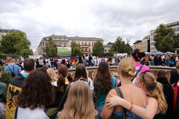 Menschen beim Public Viewing auf dem Luisenplatz während des Viertelfinalspiels Spanien gegen Deutschland bei der Fußball-Europameisterschaft, Potsdam, 5. Juli 2024. Public Viewing Luisenplatz Potsdam