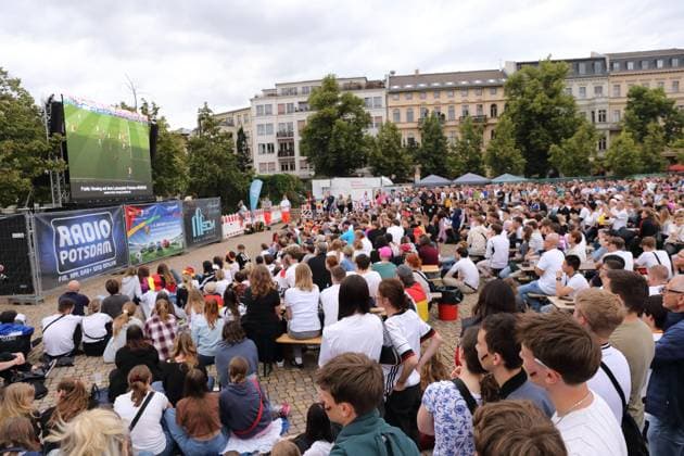 Menschen beim Public Viewing auf dem Luisenplatz während des Viertelfinalspiels Spanien gegen Deutschland bei der Fußball-Europameisterschaft, Potsdam, 5. Juli 2024. Public Viewing Luisenplatz Potsdam