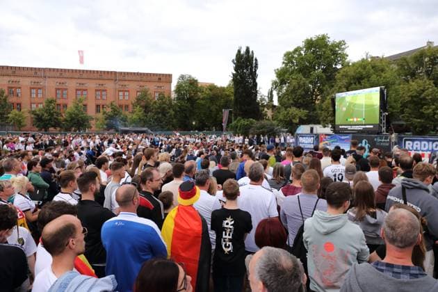 Menschen beim Public Viewing auf dem Luisenplatz während des Viertelfinalspiels Spanien gegen Deutschland bei der Fußball-Europameisterschaft, Potsdam, 5. Juli 2024. Public Viewing Luisenplatz Potsdam