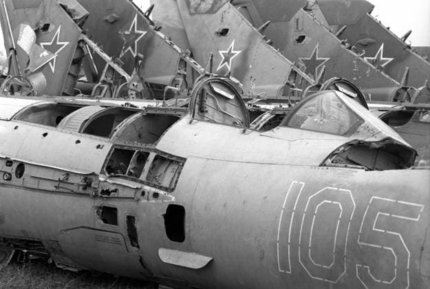 Archivbilder der Woche KW27 Scrapping weapons and military equipment 8722178 01.09.1993 Scrapping weapons and military equipment under the Conventional Armed Forces in Europe (CFE) Treaty, signed in November 1990 in Paris. This photo shows the elimination of 124 Russian fighter aircraft at an air base near Taganrog. Alexander Liskin Taganrog Rostov region Russia  Copyright: xAlexanderxLiskinx