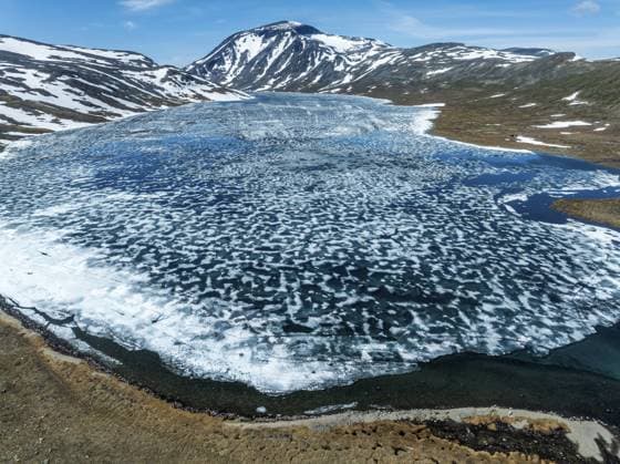 Creative Highlights World Melting ice on mountain lake Bessvatn, Mt. Besshö, old snow in early spring, aerial view, Jotunheimen National Park, Norway, Europe *** melting ICE ON Mountain Lake Bessvatn, Mt Besshö, Old Snow in Early spring, Aerial view, Jotunheimen National Park, Norway, Europe Copyright: imageBROKER AndreasxWerth iblawe10938745.jpg