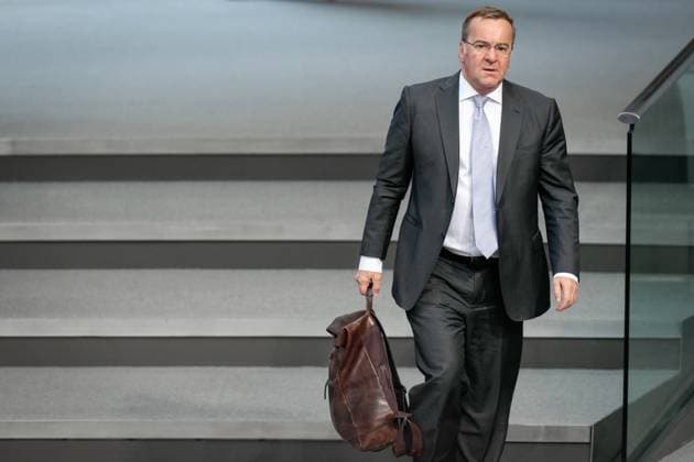 Deutscher Bundestag, 181. Plenarsitzung Boris Pistorius Verteidigungsminister (SPD) laeuft dynamisch mit seiner Aktentasche durch das Plenum zu seinem Platz auf der Regierungsbank bei der 181. Sitzung des Deutschen Bundestag in Berlin, 04.07.2024 Berlin Berlin Deutschland