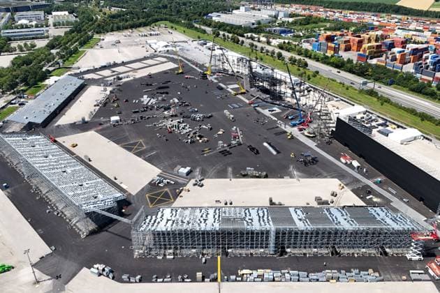 Aufbau einer riesigen Open Air Arena fuer die Europa Konzerte von Adele im August Auf dem Freigelaende der Messe Muenchen Der globale Superstar Adele gastiert am 2., 3., 9. und 10. August 2024 in Muenchen. Auf dem Gelaende der Messe Muenchen an der Autobahn A94 wird Adele in einer Open-Air-Situation auftreten, die ausschliesslich für diese besonderen Konzerte geschaffen wurde.