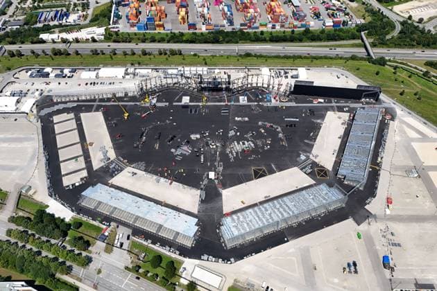 Aufbau einer riesigen Open Air Arena fuer die Europa Konzerte von Adele im August Auf dem Freigelaende der Messe Muenchen Der globale Superstar Adele gastiert am 2., 3., 9. und 10. August 2024 in Muenchen. Auf dem Gelaende der Messe Muenchen an der Autobahn A94 wird Adele in einer Open-Air-Situation auftreten, die ausschliesslich für diese besonderen Konzerte geschaffen wurde.