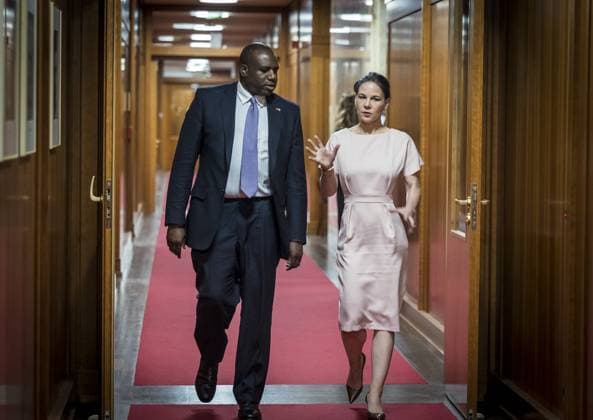 News Themen der Woche KW27 News Bilder des Tages Annalena Baerbock (Buendnis 90 Die Gruenen), Bundesaussenministerin, begruesst den neuen britischen Aussenminister David Lammy im Auswaertigen Amt. Deutschland ist Lammys erste Auslandsreise als Aussenminister. Fotografiert im Auftrag des Auswaertigen Amtes Berlin Deutschland *** Annalena Baerbock Buendnis 90 Die Gruenen , Federal Foreign Minister, welcomes the new British Foreign Secretary David Lammy at the Federal Foreign Office Germany is Lammys first trip abroad as Foreign Minister Photographed on behalf of the Federal Foreign Office Berlin Germany Copyright: xThomasxKoehlerxAAxphotothek.dex