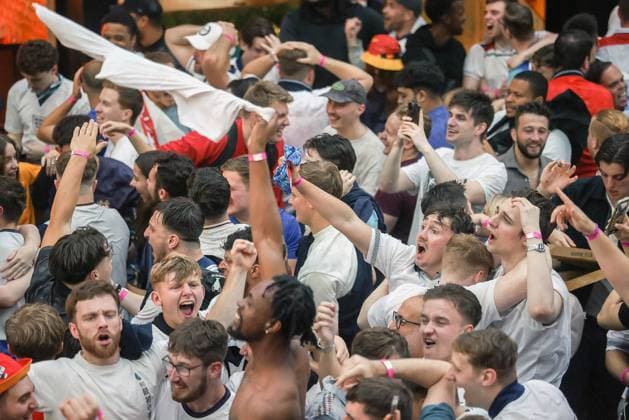 . 06 07 2024. London, United Kingdom. England Fans BoxPark Wembley. Supporters watch screening of England s knockout game against Switzerland on the big screen at BoxPark, Wembley.  xMartynxWheatleyx xi-Imagesx IIM-25357-0044