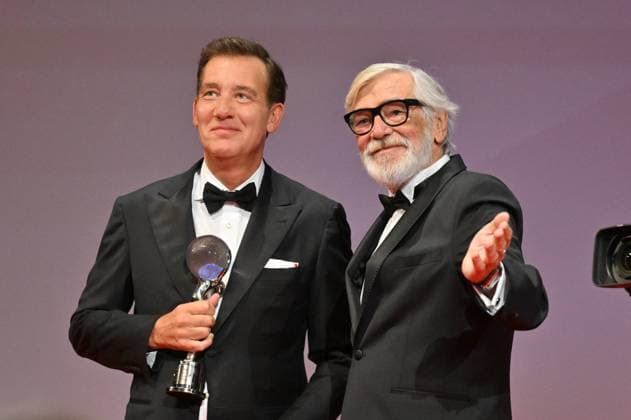 Bilder des Jahres 2024, Entertainment 07 Juli Entertainment Themen der Woche KW27 Entertainment Bilder des Tages British actor Clive Owen received President s Award of Karlovy Vary International Film Festival from festival president Jiri Bartoska (right) at the closing awards ceremony of the 58th Karlovy Vary International Film Festival, in Karlovy Vary, Czech Republic, on July 6, 2024. (CTKxPhoto OndrejxHajek) CTKPhotoP2024070605274  CTKPhotoP2024070605274