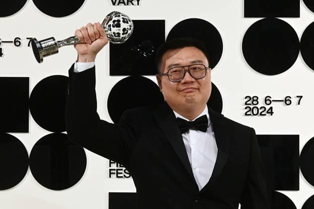 Entertainment Bilder des Tages Chinese director Zhengfan Yang poses in front the photo wall with his Grand Prix of the Proxima Competition for his film The Stranger after the closing awards ceremony of the 58th Karlovy Vary International Film Festival, in Karlovy Vary, Czech Republic, on July 6, 2024. (CTKxPhoto SlavomirxKubes) CTKPhotoP2024070605658  CTKPhotoP2024070605658