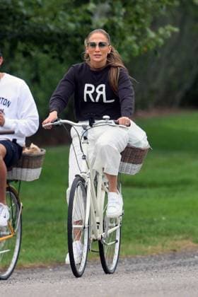 Entertainment Themen der Woche KW27 EXCLUSIVE Exclusive Jennifer Lopez goes out for a bike ride with friends in the Hamptons an hour after a Fire Chief from Southhampton Fire Department was spotted leaving her house. Featuring: Jennifer Lopez Where: Hamptons, New York, United States When: 06 Jul 2024 Credit: Matt Agudo INSTARimages **EXCLUSIVE ALL ROUNDER** EDITORIAL USE ONLY. NOT FOR USE BY NEWSPAPERS BASED IN THE UK. Copyright: x xElderxOrdonezx instar53927088