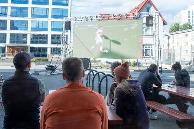Nur sehr wenigeFußballfans verfolgen anlässlich der Fußball-Europameisterschaft UEFA EURO 2024 das Viertelfinalspiel Türkei gegen Niederland auf einer Leinwand auf dem Platz Hlemmur in Rsykajvik. Very few soccer fans are watching the quarter-final match between Turkey and the Netherlands on a screen at Hlemmur Square in Rsykajvik during the UEFA EURO 2024 European Football Championship. UEFA Fußball-Europameisterschaft - Fußballfans