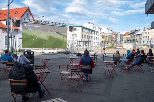 News Bilder des Tages Nur sehr wenigeFußballfans verfolgen anlässlich der Fußball-Europameisterschaft UEFA EURO 2024 das Viertelfinalspiel Türkei gegen Niederland auf einer Leinwand auf dem Platz Hlemmur in Rsykajvik. Very few soccer fans are watching the quarter-final match between Turkey and the Netherlands on a screen at Hlemmur Square in Rsykajvik during the UEFA EURO 2024 European Football Championship. UEFA Fußball-Europameisterschaft - Fußballfans
