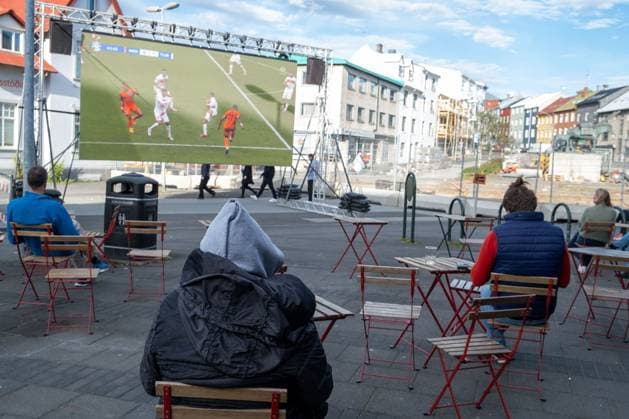 Nur sehr wenigeFußballfans verfolgen anlässlich der Fußball-Europameisterschaft UEFA EURO 2024 das Viertelfinalspiel Türkei gegen Niederland auf einer Leinwand auf dem Platz Hlemmur in Rsykajvik. Very few soccer fans are watching the quarter-final match between Turkey and the Netherlands on a screen at Hlemmur Square in Rsykajvik during the UEFA EURO 2024 European Football Championship. UEFA Fußball-Europameisterschaft - Fußballfans