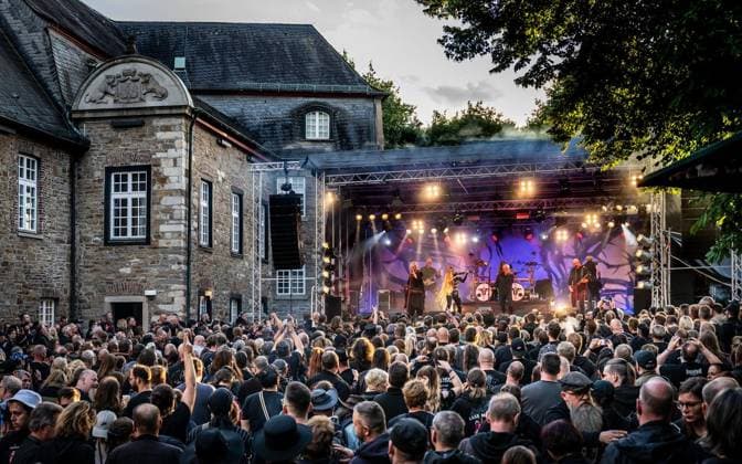 Entertainment Themen der Woche KW27 Entertainment Bilder des Tages Castle Rock in Mülheim an der Ruhr ** NUR FÜR REDAKTIONELLE ZWECKE ** EDITORIAL USE ONLY **<p>Einige hundert Musikfans verfolgen am Samstag, 06.07.2024, die Auftritte der Bands (hier Subway to Sally ) beim 24. Castle Rock im Innenhof von Schloß Broich in Mülheim an der Ruhr. Deutschland NRW Mülheim an der Ruhr Copyright: MartinxMöller *** Castle Rock in Mülheim an der Ruhr FOR EDITORIAL PURPOSES ONLY EDITORIAL USE ONLY p Several hundred music fans watch the bands Subway to Sally perform here at the 24 Castle Rock in the courtyard of Broich Castle in Mülheim an der Ruhr Germany NRW Mülheim an der Ruhr Copyright MartinxMöller Copyright: MartinxMöller doc7w6p7vb9pwom7vv5mi5 ,EDITORIAL USE ONLY