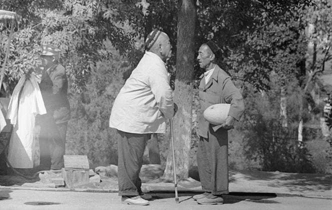 Archivbilder der Woche KW27 MEN STREET BUKHARA 57368 13.06.1979 Bukhara residents are talking in a city street. A. Zubtsov Sputnik Bukhara Uzbekistan  Copyright: xA.xZubtsovx