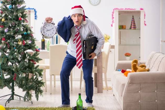 Young handsome employee celebrating Christmas at workplace ,model released, Symbolfoto