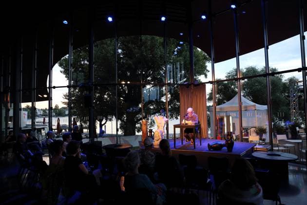 Entertainment Themen der Woche KW27 Andreas Dresen während der Marathon-Lesung von Homers Odyssee im Glasfoyer des Hans Otto Theater im Rahmen des Festivals Inseln der Zukunft in der Schiffbauergasse in Potsdam, 6. Juli 2024. Inseln der Zukunft *** Andreas Dresen during the marathon reading of Homers Odyssey in the glass foyer of the Hans Otto Theater as part of the festival Islands of the Future in the Schiffbauergasse in Potsdam, July 6, 2024 Islands of the Future