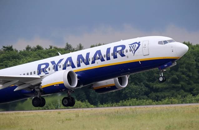 Ein Passagierflugzeug der Fluggesellschaft Ryanair vom Typ Boeing 737 MAX 8-200 mit der Kennung 9H-VVJ startet vom Flughafen Berlin-Brandenburg (BER). Ein Passagierflugzeug der Fluggesellschaft Ryanair vom Typ Boeing 737 MAX 8-200 mit der Kennung 9H-VVJ startet vom Flughafen Berlin-Brandenburg (BER). Berlin Berlin Deutschland *** A Ryanair passenger aircraft of type Boeing 737 MAX 8 200 with the registration 9H VVJ takes off from Berlin Brandenburg BER Airport A Ryanair passenger aircraft of type Boeing 737 MAX 8 200 with the registration 9H VVJ takes off from Berlin Brandenburg BER Airport Berlin Berlin Berlin Germany