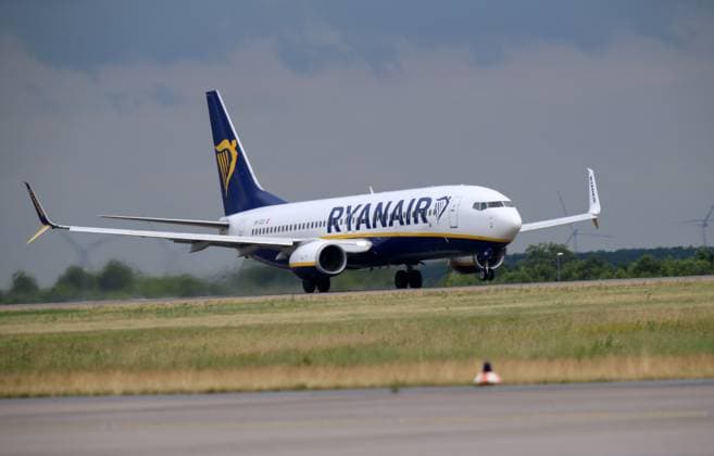 Ein Passagierflugzeug der Fluggesellschaft Ryanair vom Typ Boeing 737 MAX 8-200 mit der Kennung 9H-VVJ startet vom Flughafen Berlin-Brandenburg (BER). Ein Passagierflugzeug der Fluggesellschaft Ryanair vom Typ Boeing 737 MAX 8-200 mit der Kennung 9H-VVJ startet vom Flughafen Berlin-Brandenburg (BER). Berlin Berlin Deutschland *** A Ryanair passenger aircraft of type Boeing 737 MAX 8 200 with the registration 9H VVJ takes off from Berlin Brandenburg BER Airport A Ryanair passenger aircraft of type Boeing 737 MAX 8 200 with the registration 9H VVJ takes off from Berlin Brandenburg BER Airport Berlin Berlin Berlin Germany