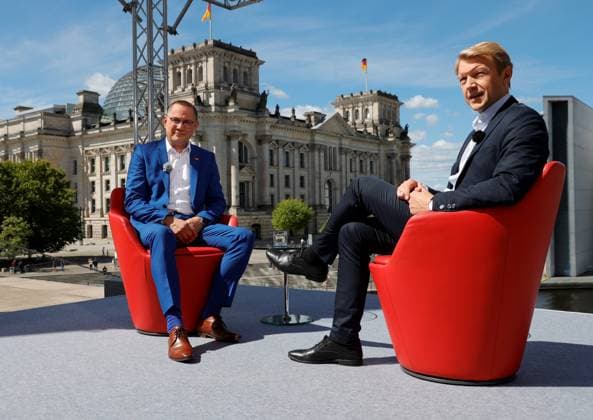 News Themen der Woche KW27 News Bilder des Tages AfD-Vorsitzende Tino Chrupalla, Moderator Markus Preiß, Deutschland, Berlin, ARD-Sommerinterview mit Tino Chrupalla (AfD) *** AfD chairman Tino Chrupalla, presenter Markus Preiß, Germany, Berlin, ARD summer interview with Tino Chrupalla AfD