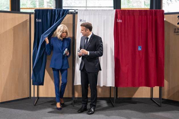Bilder des Jahres 2024, News 07 Juli News Themen der Woche KW27 News Bilder des Tages Emmanuel Macron And Brigitte Macron At The Polling Station - Le Touquet France s President Emmanuel Macron and his wife Brigitte Macron vote in the second round of France s legislative election at a polling station in Le Touquet, northern France on July 7, 2024. Photo by Eliot Blondet ABACAPRESS.COM Le Touquet France  Copyright: xBlondetxEliot ABACAx