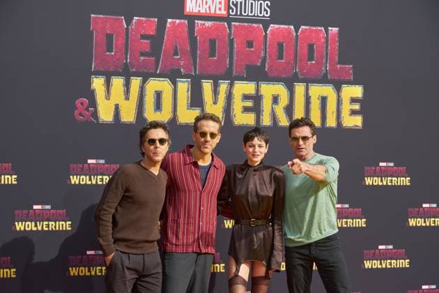 Entertainment Themen der Woche KW27 Entertainment Bilder des Tages Shawn Levy, Ryan Reynolds, Emma Corrin und Hugh Jackmann - Fan-Event zum Kinostart des Science-Fiction-Actionsfilms Deadpool & Wolverine im CinemaxX Kino am Uber Platz in Berlin am 07.07.2024. Fan-Event Deadpool & Wolverine *** Shawn Levy, Ryan Reynolds, Emma Corrin and Hugh Jackmann Fan Event for the release of the science fiction action movie Deadpool Wolverine at the CinemaxX cinema at Uber Platz in Berlin on 07 07 2024 Fan Event Deadpool Wolverine