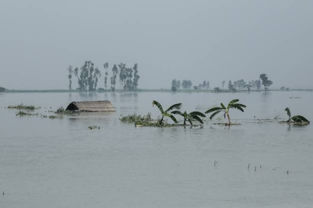 News Themen der Woche KW27 News Bilder des Tages Flood In Bangladesh A house is being submerged by flood water in Kurigram, Bangladesh, on July 7, 2024. Kurigram Bangladesh  Copyright: xAnikxRahmanx originalFilename: rahman-notitle240707_npyi8.jpg