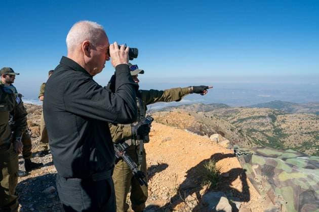 Bilder des Jahres 2024, News 07 Juli News Themen der Woche KW27 News Bilder des Tages July 7, 2024, Northern District, Israel: Israeli Defense Minister YOAV GALLANT (black shirt) holds security assessments in the North of Israel along the Lebanese border in the Mount Hermon region. Northern District Israel - ZUMAi99_ 20240707_zip_i99_002 Copyright: xArielxHermoni IsraelxModx
