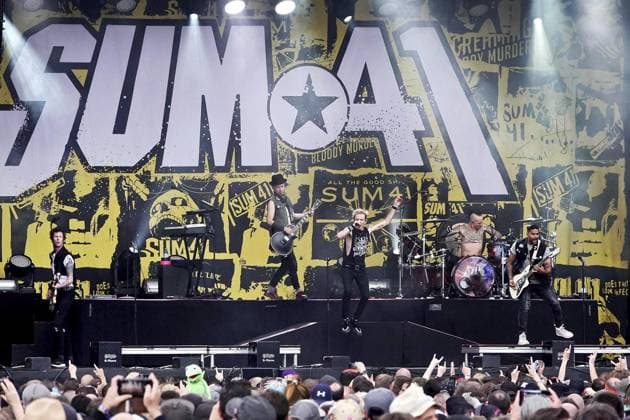 Bilder des Jahres 2024, Entertainment 07 Juli Entertainment Themen der Woche KW27 Entertainment Bilder des Tages RECORD DATE NOT STATED Die Gruppe SUM41 auf dem Ruhrpott-Rodeo ** NUR FÜR REDAKTIONELLE ZWECKE ** EDITORIAL USE ONLY **<p>Die Gruppe SUM41 auf dem Ruhrpott-Rodeo am Sonntag, 07.07.2024 an der Straße Langer Weg in Hünxe. Deutschland NRW Bottrop Copyright: MichaelxKorte *** The group SUM41 at the Ruhrpott Rodeo FOR EDITORIAL PURPOSES ONLY EDITORIAL USE ONLY p The group SUM41 at the Ruhrpott Rodeo on Sunday, 07 07 2024 at the street Langer Weg in Hünxe Germany NRW Bottrop Copyright MichaelxKorte Copyright: MichaelxKorte doc7w76u8fc7ic15bergl8k ,EDITORIAL USE ONLY