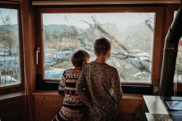 Boys in pajamas watching through a window in Switzerland Le Locle, Neuchâtel, Switzerland CR_FFVO240706D-1466911-01 ,model released, Symbolfoto
