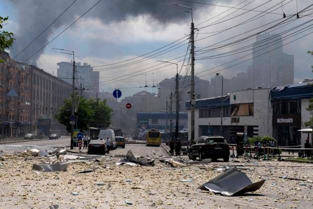 News Themen der Woche KW28 News Bilder des Tages Destruction after Russian missile attack on Kyiv this morning in Lukianivska District. Kyiv City *** Destruction after Russian missile attack on Kyiv this morning in Lukianivska District Kyiv City
