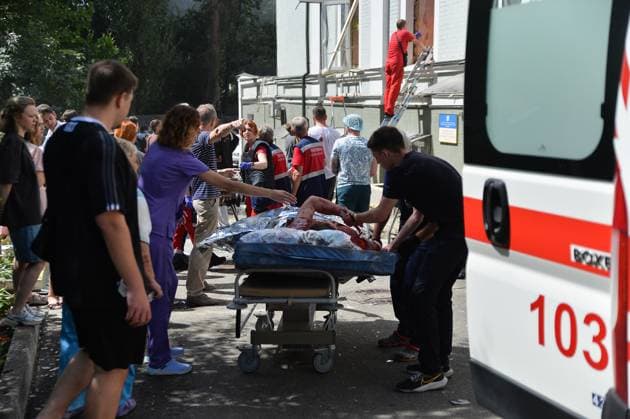News Themen der Woche KW28 News Bilder des Tages July 8, 2024, Kyiv, Kyiv Oblast, Ukraine: Ambulance crews rescue and provide medical aid to those injured in the attack. Russian missile attacks on the city, damaged and partially destroyed a childrenÃ¢â‚¬â ¢s hospital. Kyiv Ukraine - ZUMAk176 20240708_zip_k176_004 Copyright: xMadeleinexKellyx