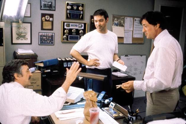 Cop Land - filmstill ROBERT DENIRO, JAMES MANGOLD (Director), SYLVESTER STALLONE on set of Cop Land Filmstill - Editorial Use Only CAP AWFF Supplied by EDITORIAL USE ONLY Copyright: xSuppliedxbyxCapitalxPicturesx