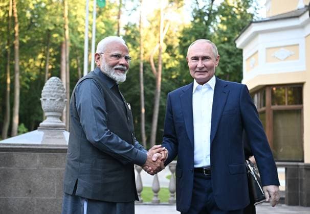 News Themen der Woche KW28 News Bilder des Tages Russia India 8725127 08.07.2024 Russian President Vladimir Putin and Indian Prime Minister Narendra Modi, left, shake hands as they pose for photos before their meeting at the Novo-Ogaryovo state residence, outside Moscow, Russia. Sergey Bobylev Sputnik Novo-Ogaryovo Moscow region Russia  Copyright: xSergeyxBobylevx