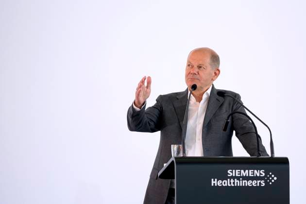 News Themen der Woche KW28 News Bilder des Tages Bundeskanzler Olaf Scholz (SPD) bei seinem Besuch im Werk der Siemens Healthineers AG in Erlangen. Erlangen, 08.07.2024 Bayern Deutschland *** Federal Chancellor Olaf Scholz SPD during his visit to the Siemens Healthineers AG plant in Erlangen Erlangen, 08 07 2024 Bavaria Germany Copyright: xDwixAnoraganingrumx